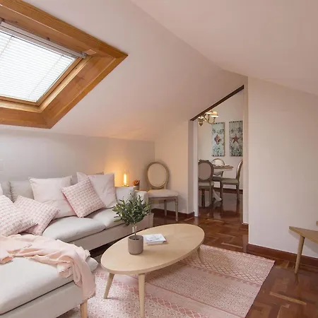 Chezmoihomes Alhambra Penthouse 아파트